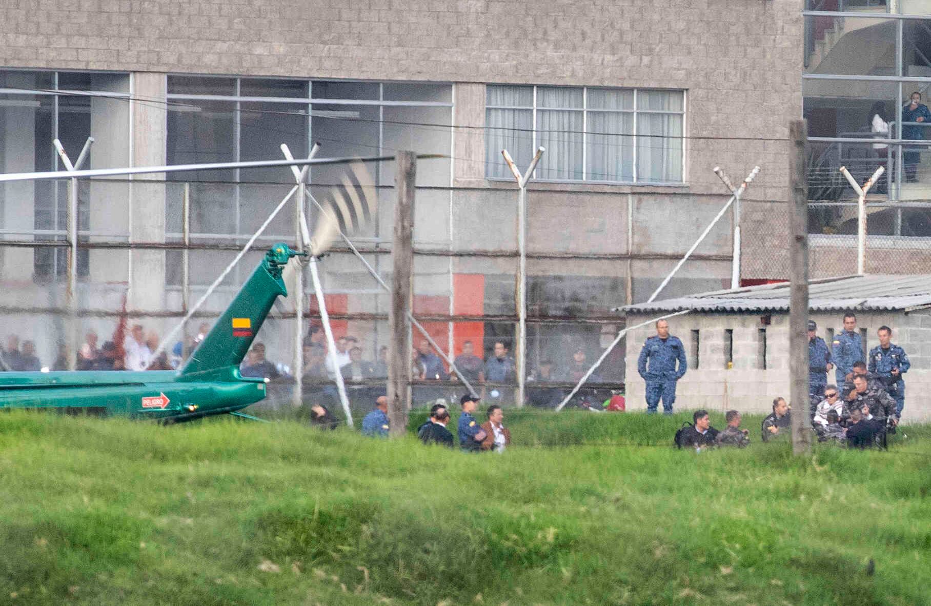 Imposibilitado para moverse por sí mismo, Santrich fue cargado hasta el interior del helicóptero que no tardó en ascender al firmamento. Aunque muchos pensaron que iba a ser trasladado a la base militar Catam, su destino final era el búnker de la Fiscalía. Foto: Diana Rey / SEMANA.