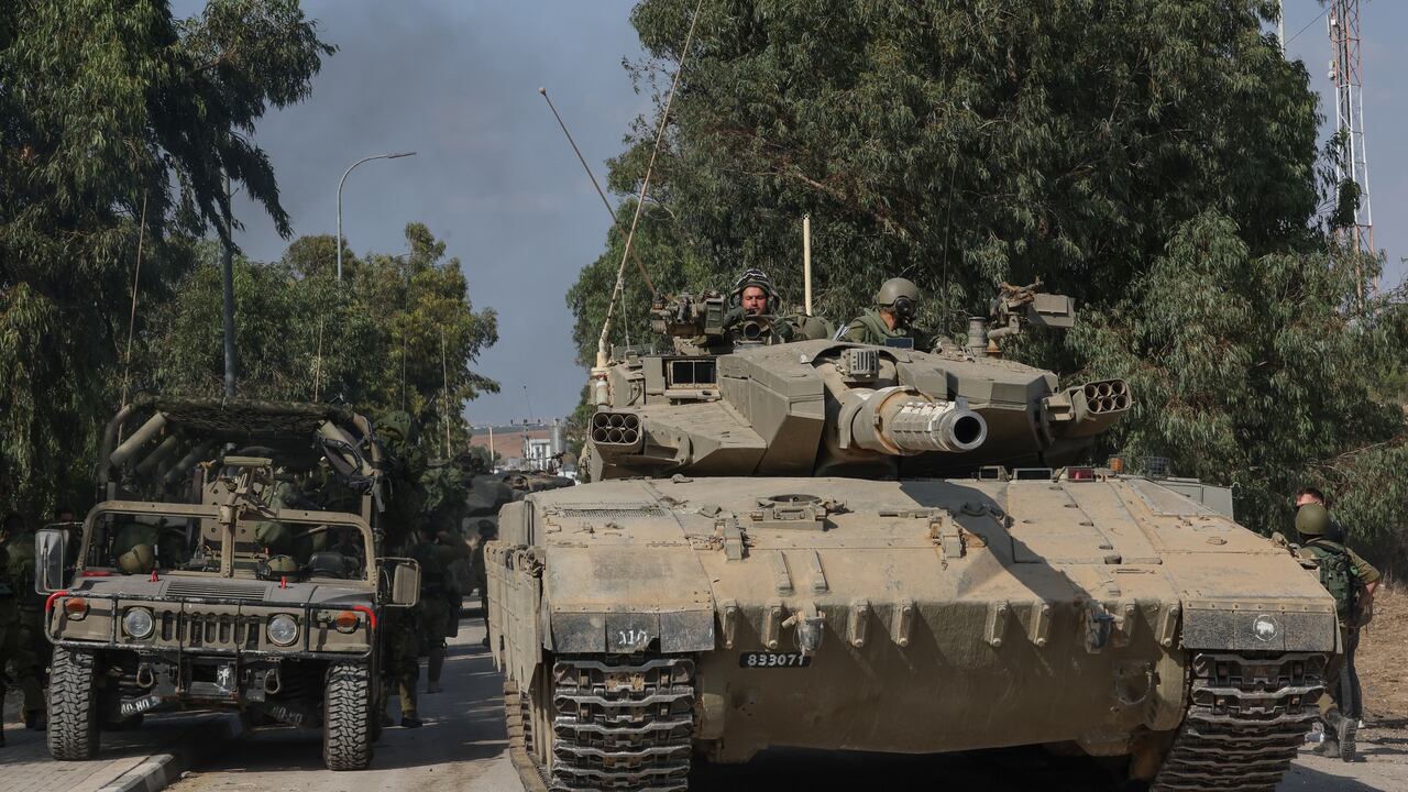 Los tanques israelíes abandonan el kibutz de Kfar Aza, en el sur de Israel, después de inspeccionar el área en la frontera con la Franja de Gaza.