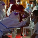 En esta foto publicada por la Agencia de Noticias Xinhua, un trabajador de la salud toma una muestra de hisopo de un residente durante una prueba masiva de COVID-19 en Putian, en la provincia de Fujian, en el sureste de China, el domingo 2 de septiembre. (Wei Peiquan/Xinhua via AP)