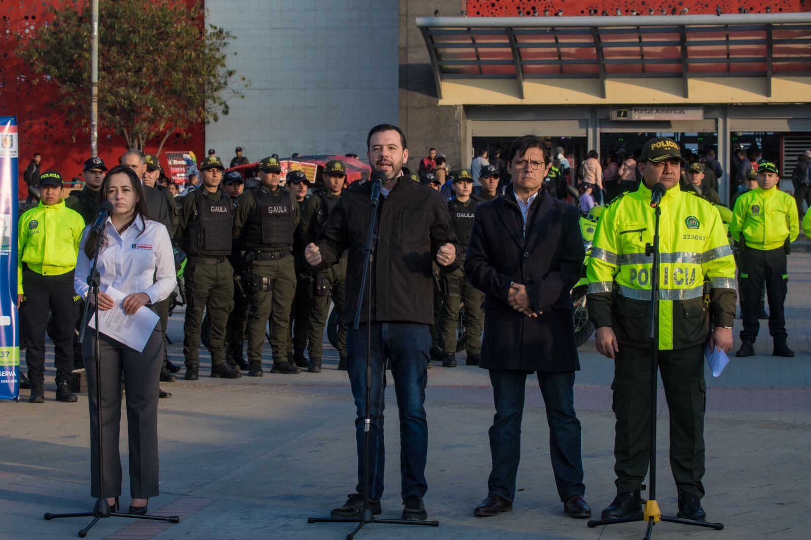 Alcalde Carlos Fernando Galán, en compañía de la directora seccional de Fiscalías – Bogotá, Leonor Merchán Lopera; el secretario de Seguridad, César Restrepo; y el comandante de la Policía Metropolitana de Bogotá, general Daniel Gualdrón.