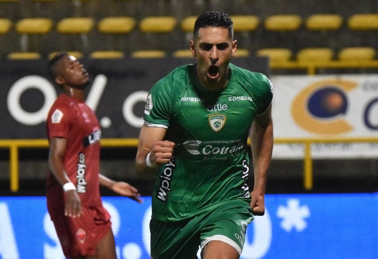 BOGOTÁ - COLOMBIA, 5-03-2022: Pablo Sabbag de La Equidad celebra su gol contra Patriotas Boyacá durante partido por la fecha 10 entre La Equidad y el Patriotas Boyacá como parte de la Liga BetPlay DIMAYOR I 2022 jugado en el estadio Metropolitano de Techo de Bogota. /Pablo Sabbag of La Equidad celebrates after scoring a goal agaisnt of Patriotas Boyaca during match for the date 10 between La Equidad and Patriotas Boyaca as part BetPlay DIMAYOR League I 2022 played at Metropolitano de Techo stadium in Bogota. Photo: VizzorImage / Felipe Caicedo/ Staff