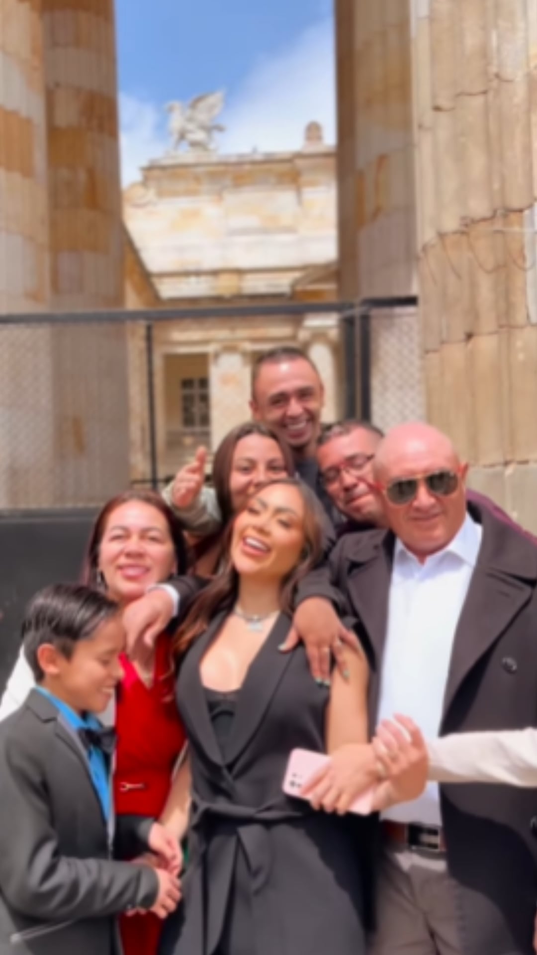 Epa Colombia al lado de su familia.