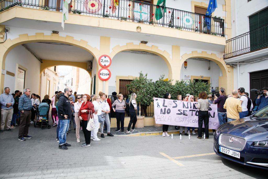 Un hombre, de origen rumano, con orden de alejamiento mata a sus dos hijas en un pueblo de Almería y luego se suicida.