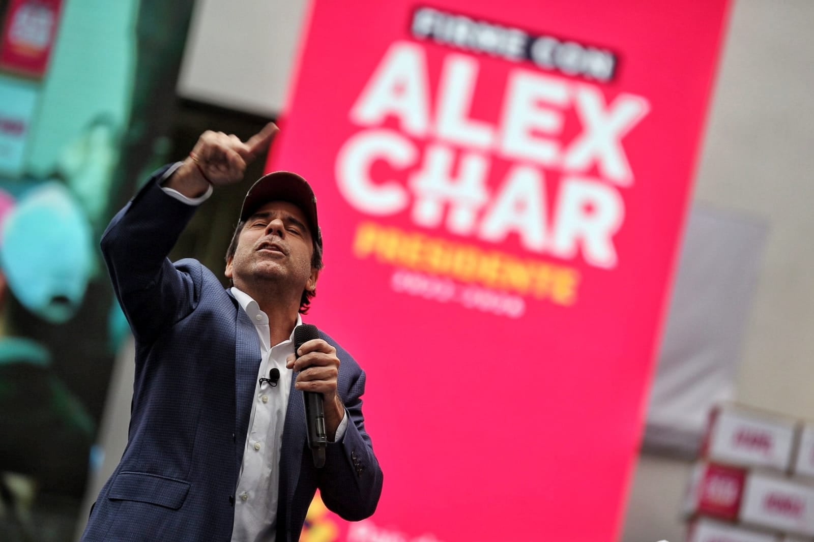 ALEX CHAR ENTREGA FIRMAS EN LA REGISTRADURIA