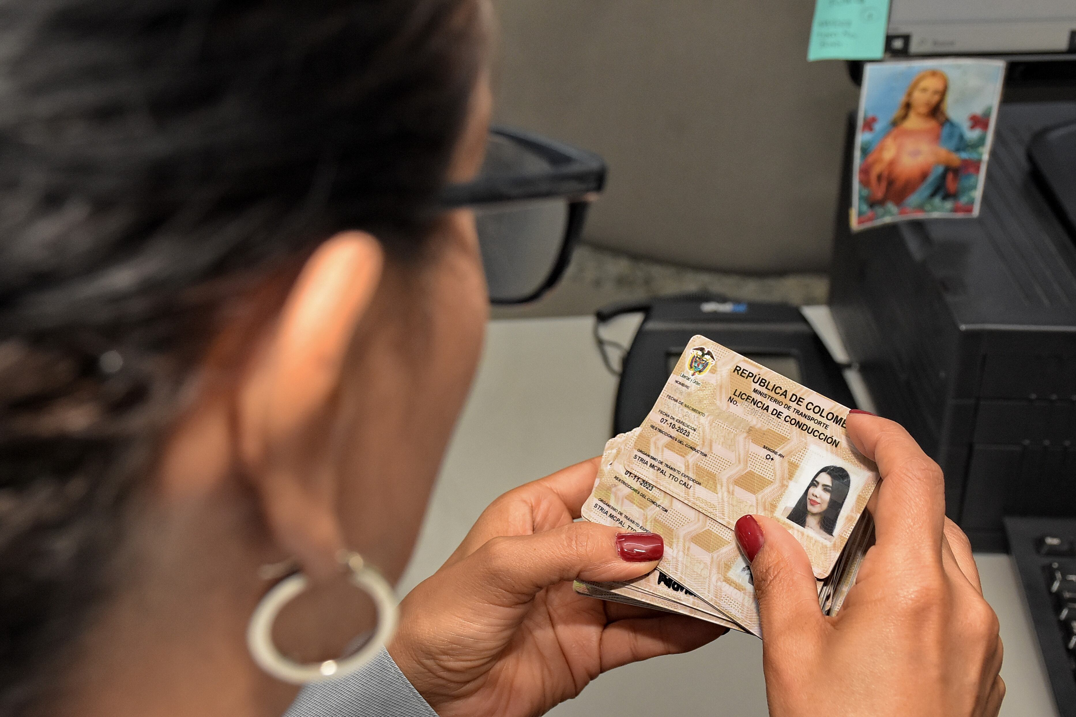 Desde la oficina de licencias del CDAV , Hacen un llamado a la ciudadanía caleña a que se acerquen a renovar las licencias de conducción, Presto que a la fecha solo van 89 mil de las 150 mil que se tenían presupuestadas para el año 2023 y también para que se eviten sanciones en los controles de tránsito por parte de las autoridades.