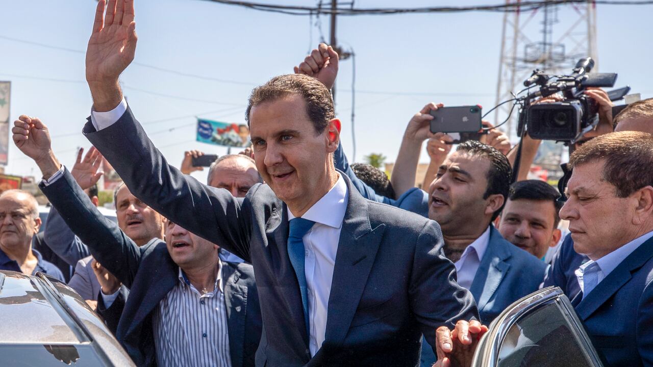 Estaba previsto que el presidente de China, Xi Jinping, llegara allí el viernes y celebrara un banquete y otras actividades bilaterales con Assad y otros jefes de estado y gobierno que asisten a los juegos, como el rey de Camboya, Norodom Sihamoni; el jeque Meshal Al Ahmed Al Jaber, príncipe heredero de Kuwait, y el primer ministro de Nepal, Pushpa Kamal Dahal, según el Ministerio chino de Exteriores.