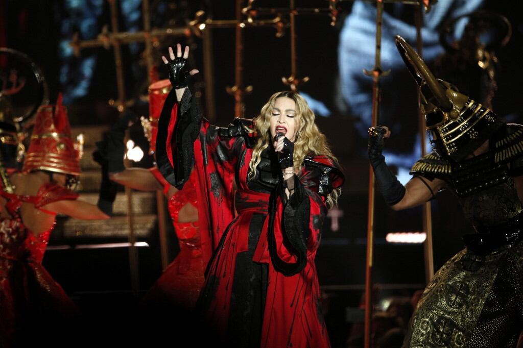 La cantante de pop, Madonna, durante un concierto en París en 2015.