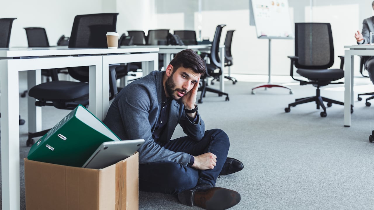 La crisis económica mundial está llevando a que muchas empresas salgan de sus trabajadores para poder mantenerse a flote.