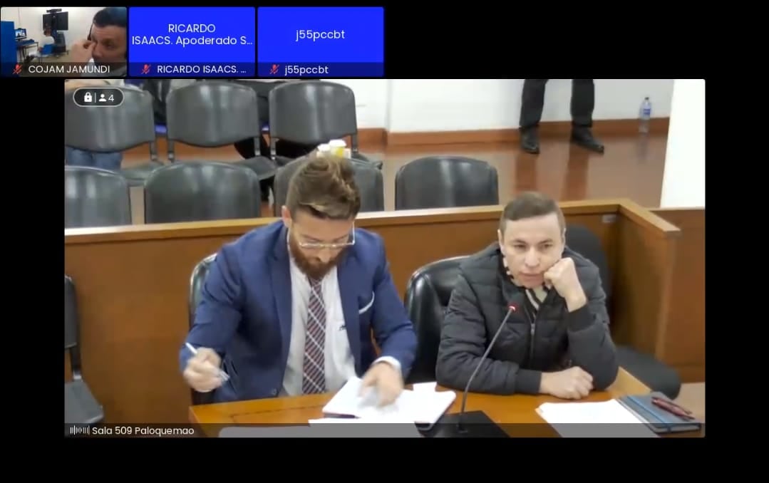 Jhonier Leal en el complejo judicial de Paloquemao con su nuevo abogado.