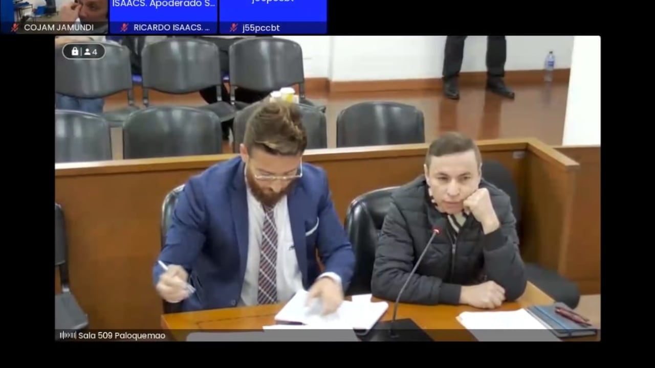 Jhonier Leal en el complejo judicial de Paloquemao con su nuevo abogado.