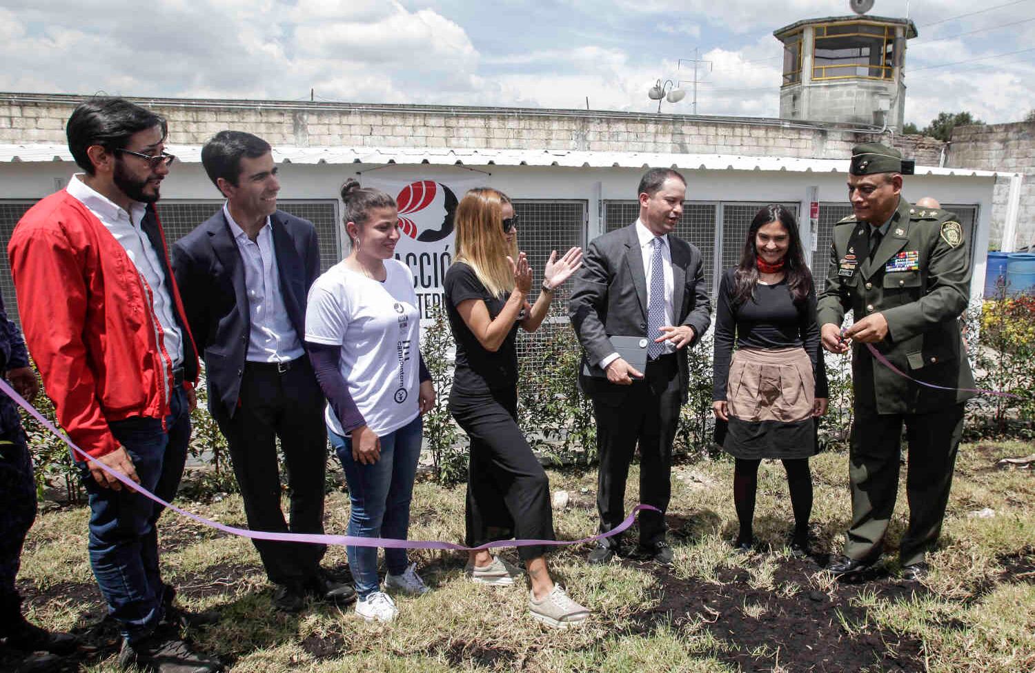 El 18 de octubre en la Cárcel el Buen Pastor de Bogota, se Inauguró el centro CANINOINTERNO, un novedoso espacio de terapia asistida con perros.  foto: Diana Rey Melo