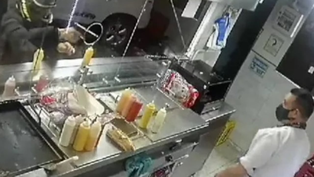 Atraco en un local de perros calientes en Bogotá dejó un empleado herido.
