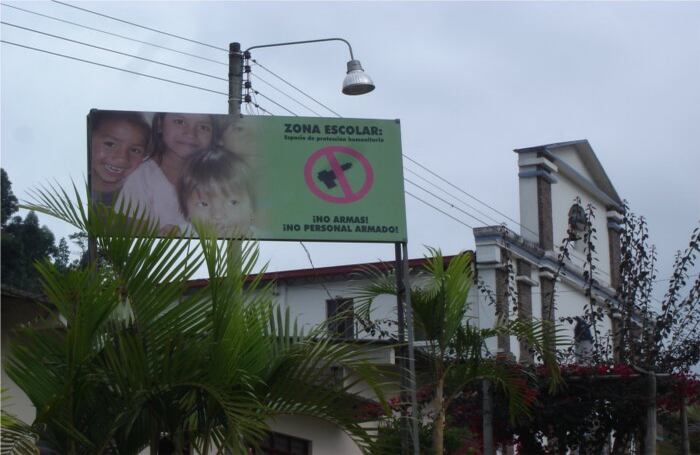 El reclutamiento de niños y jóvenes en las escuelas de los resguardos indígenas ha oligado a los profesores a advertir que están prohibidas las armas en los planteles educativos.