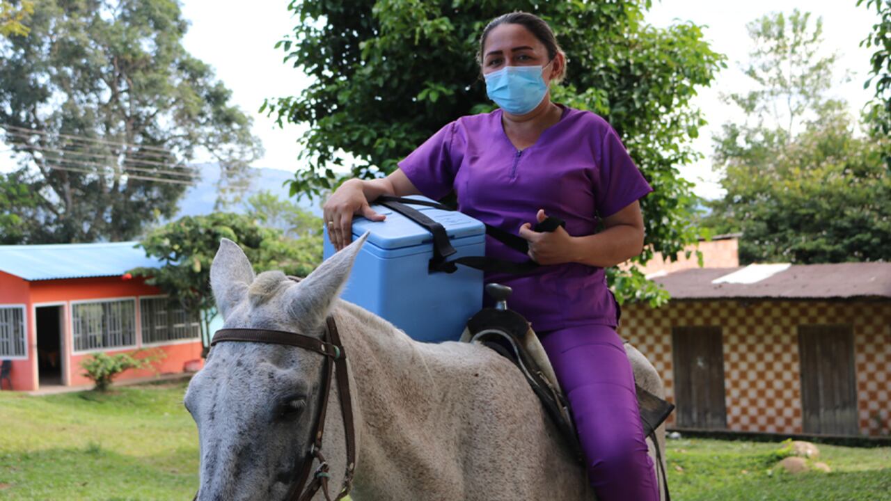 A caballo, nadando y hasta en helicóptero: la odisea de llevar las vacunas contra el covid-19 a las zonas más apartadas de Colombia