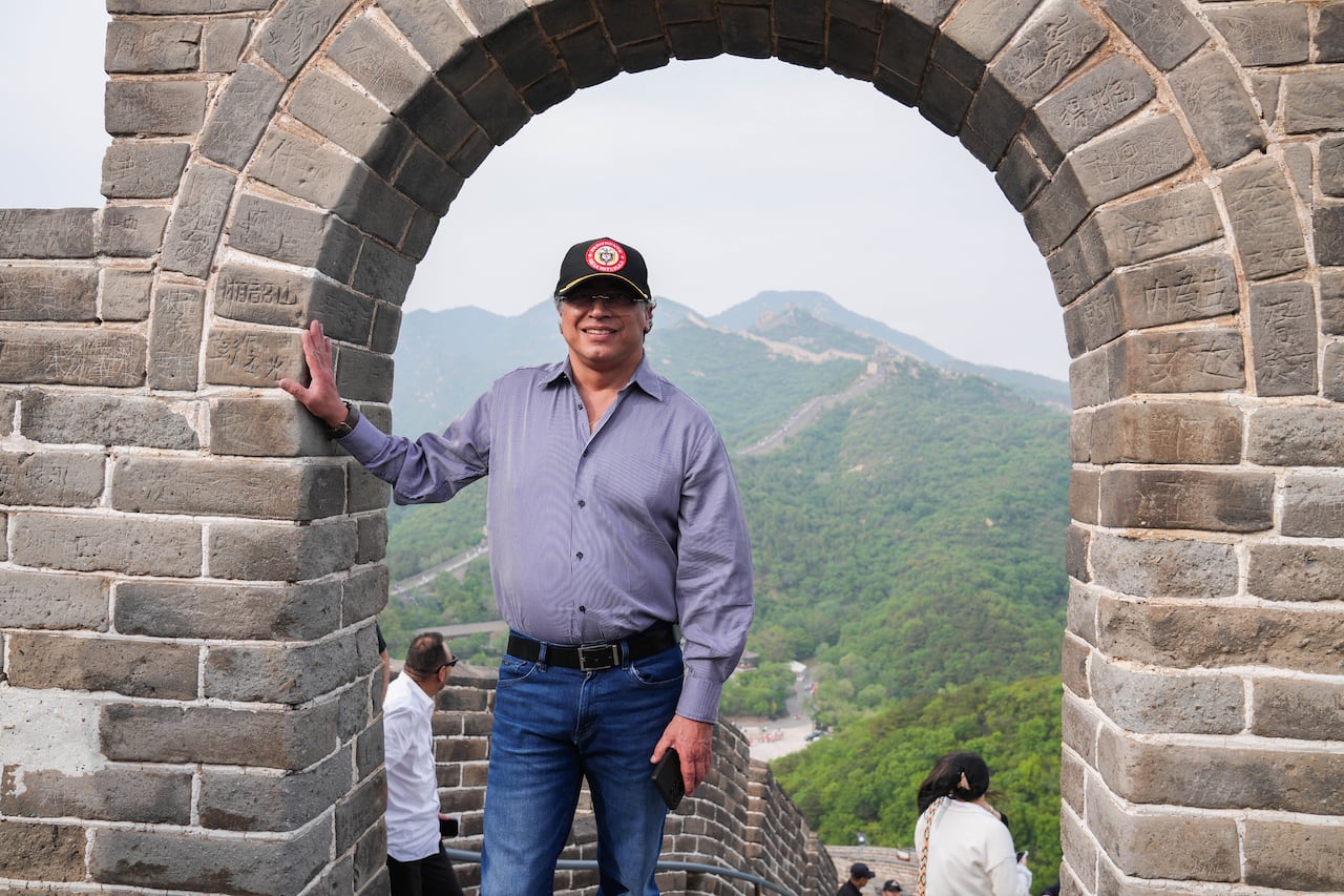El presidente, Gustavo Petro, el 12 de mayo de 2025 en La Gran Muralla China, en Huairou (China)
