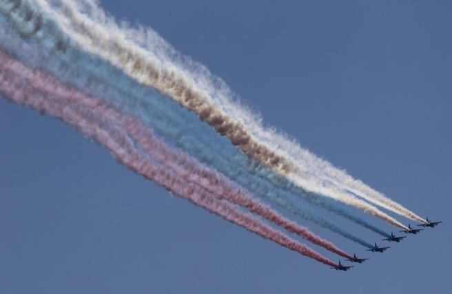 Un pelotón de soldados participa en el tradicional desfile militar en la Plaza Roja que conmemora el Día de la Victoria sobre la Alemania nazi, en Moscú. (EFE)