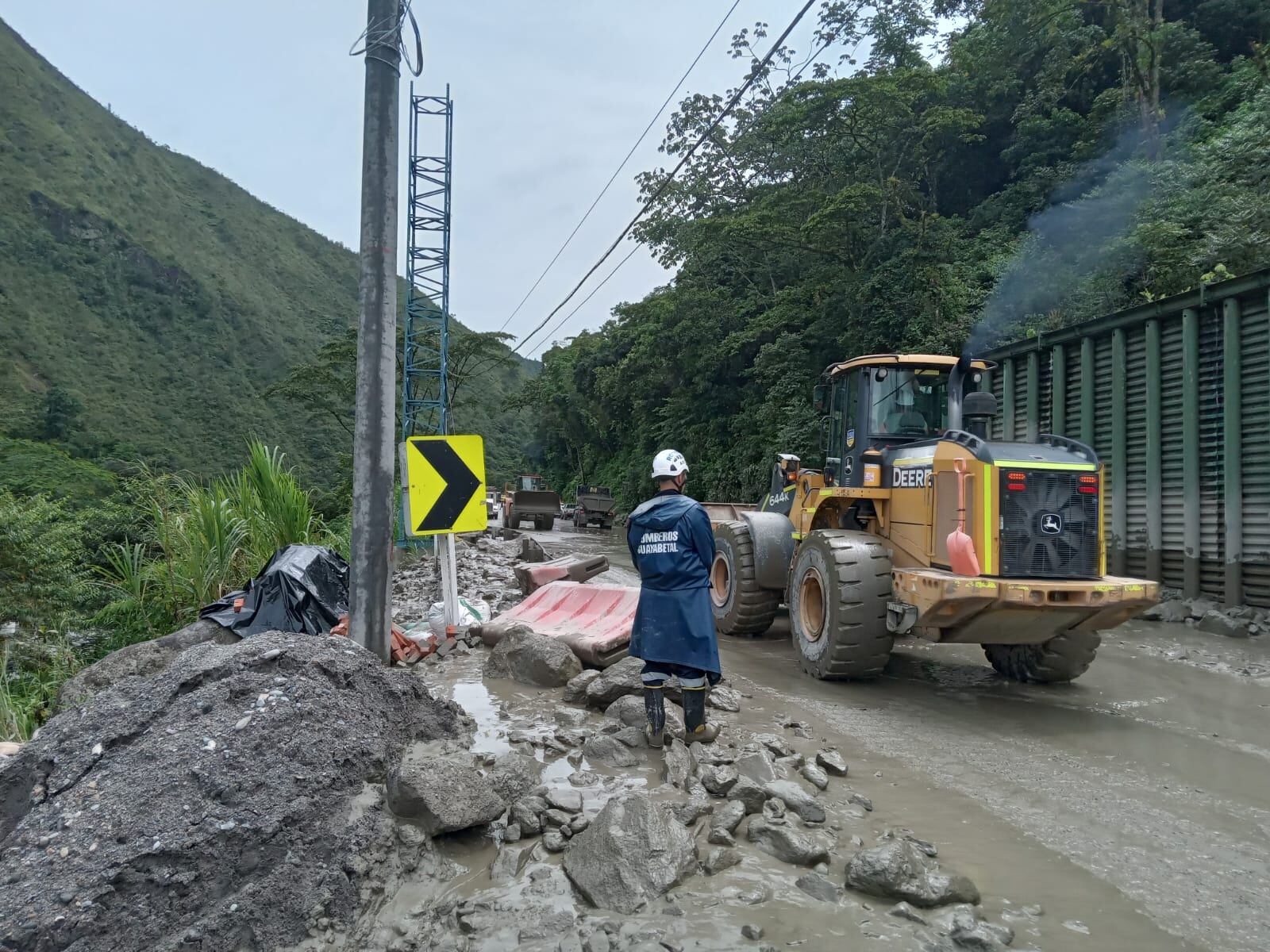 Con maquinaria amarilla intentan poner a punto la vía Bogotá - Villavicencio.
