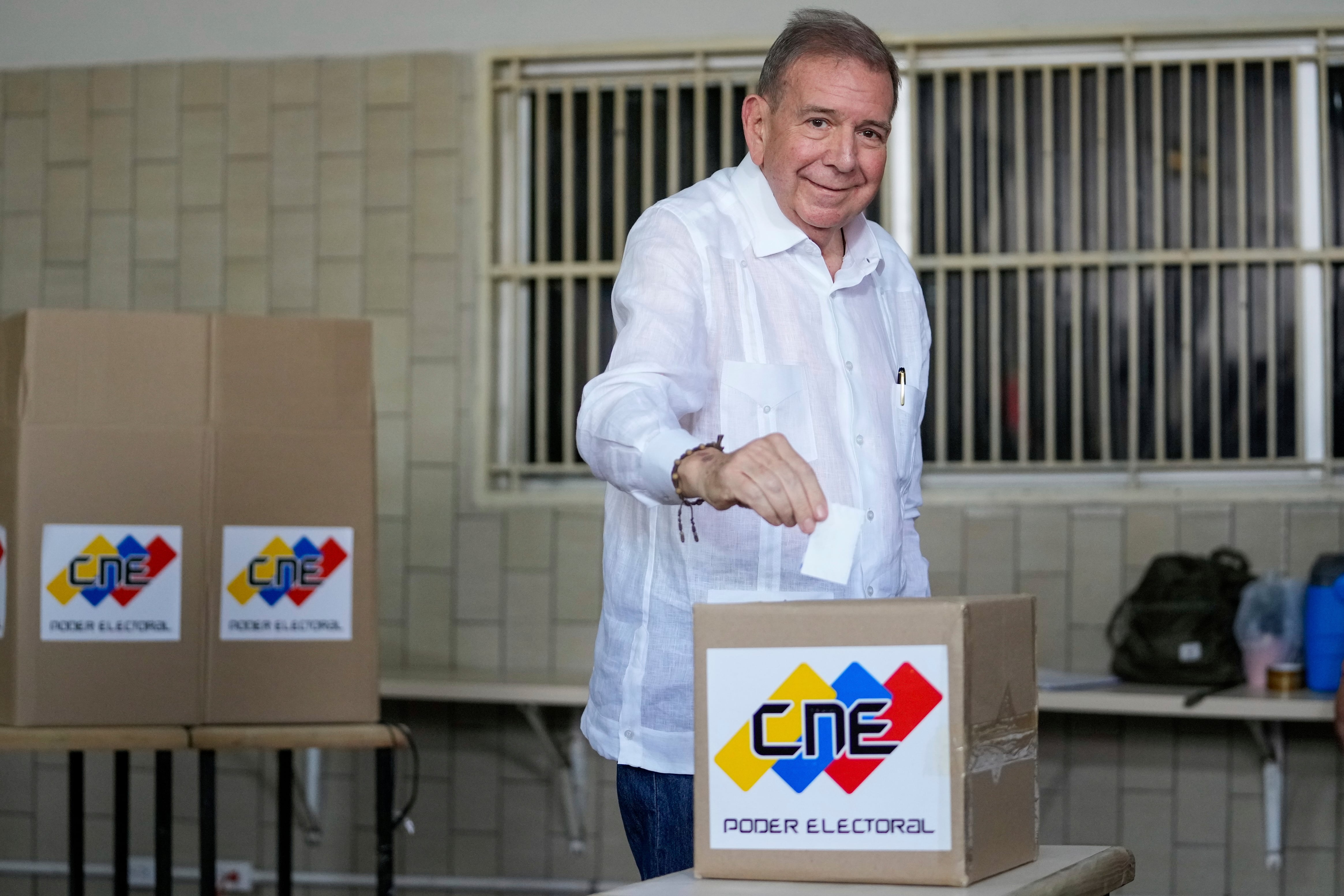 Edmundo González ejerce su derecho al voto