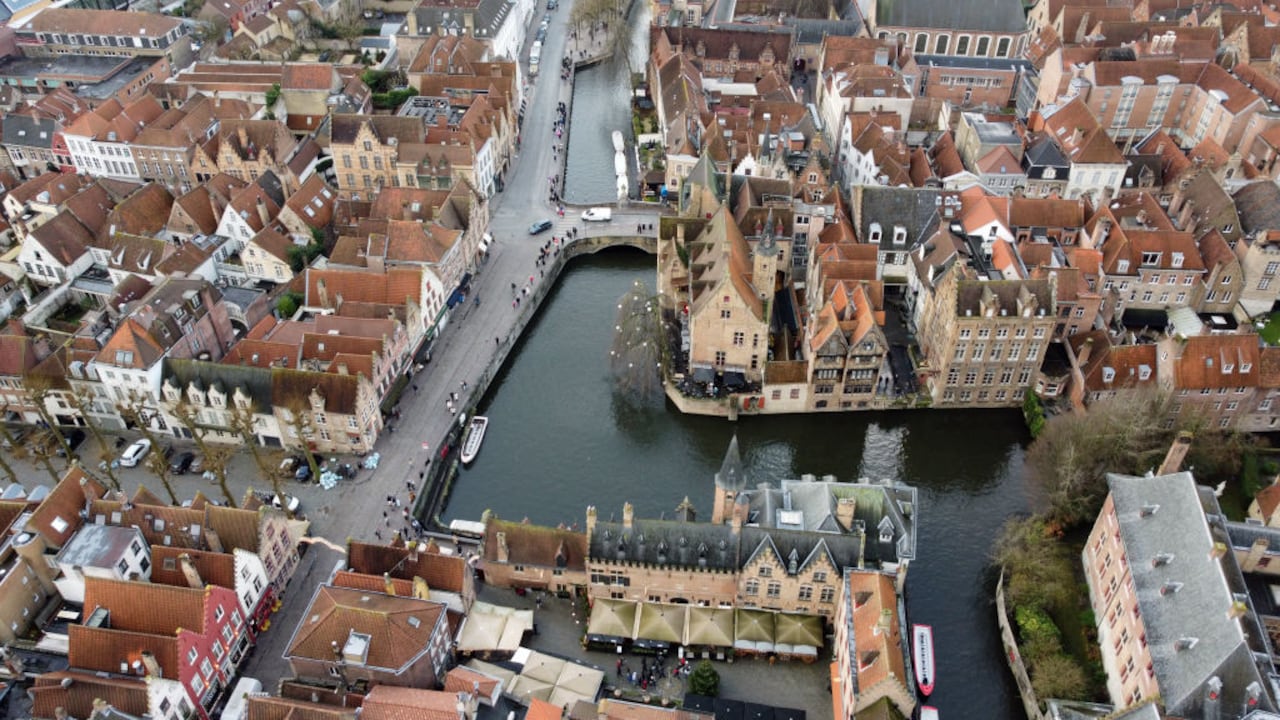 Una vista de la ciudad, que se encuentra entre los destinos turísticos más populares del mundo con sus estructuras y canales medievales, en Brujas, capital de la región de Flandes Occidental, Bélgica, el 19 de diciembre de 2024. Como sexta ciudad más grande de Bélgica, Brujas atrae a casi 8 millones de turistas al año con su arquitectura gótica, calles adoquinadas y vías fluviales. (Foto de Dursun Aydemir/Anadolu vía Getty Images)