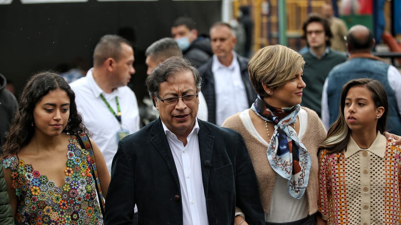 Gustavo Petro vota con su familia en Puente Aranda.