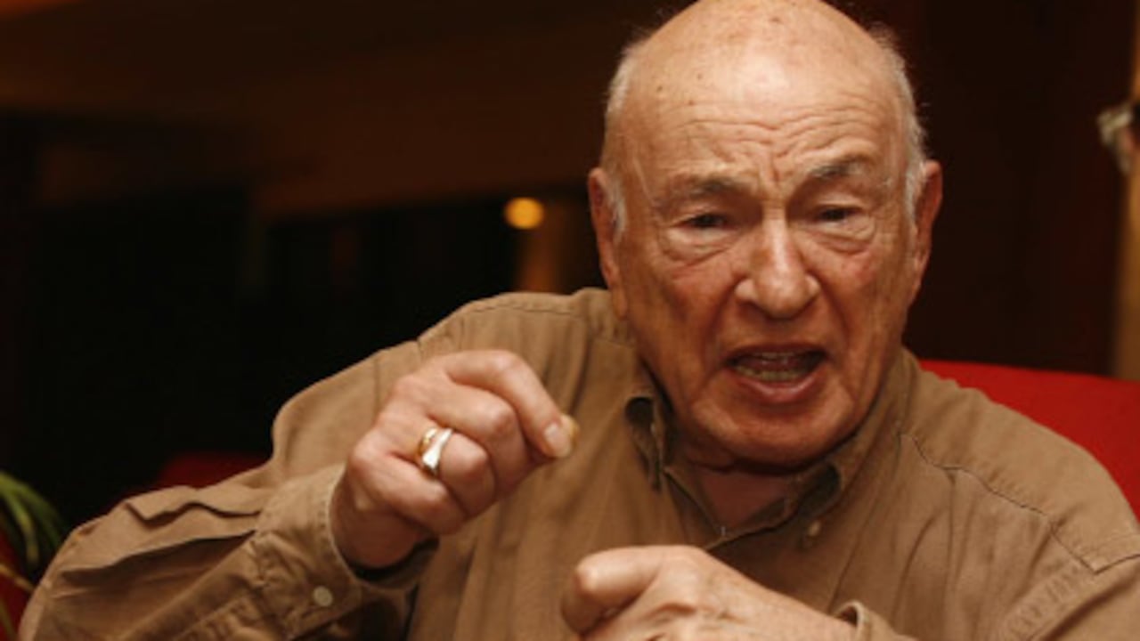 “Cuestiona las jerarquías, los órdenes arbitrarios, desentraña el Estado de las cosas”