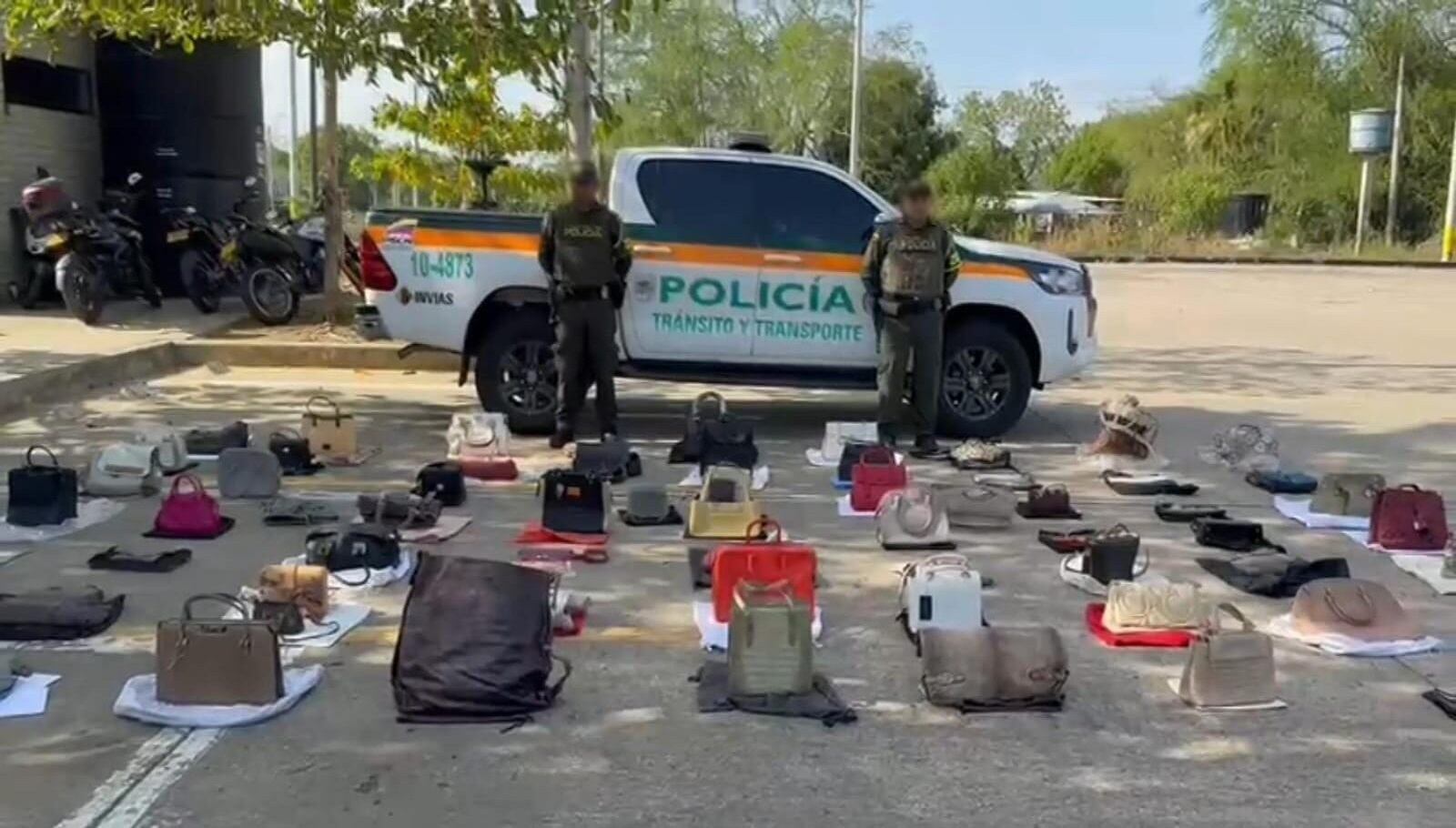 Carteras confeccionadas con pieles de animales halladas dentro de un camión en la vía Antioquia - Córdoba.