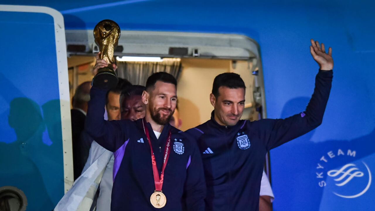 Lionel Messi y Lionel Scaloni con la Copa del Mundo.