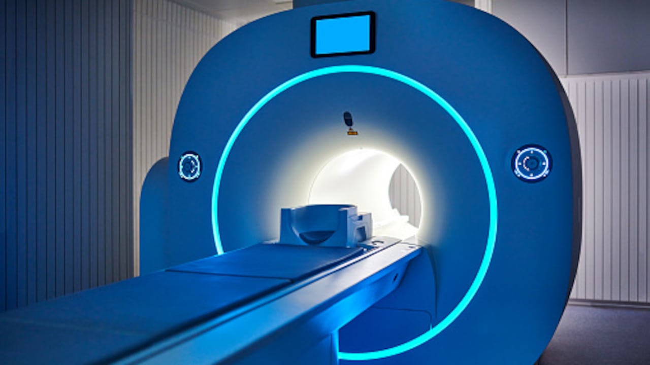 El hombre fue succionado por la maquina en medio de un examen médico de su esposa.