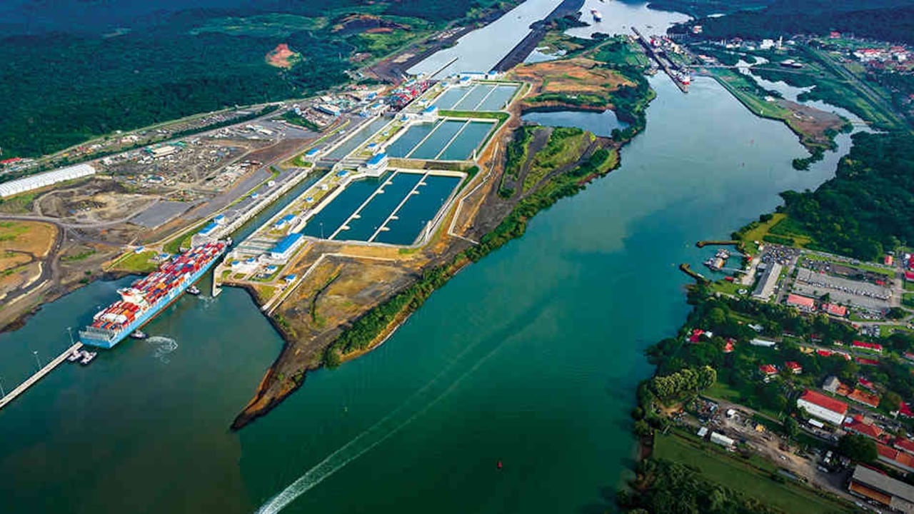 Un buque entrando al Canal de Panamá hacia el lago Miraflores.