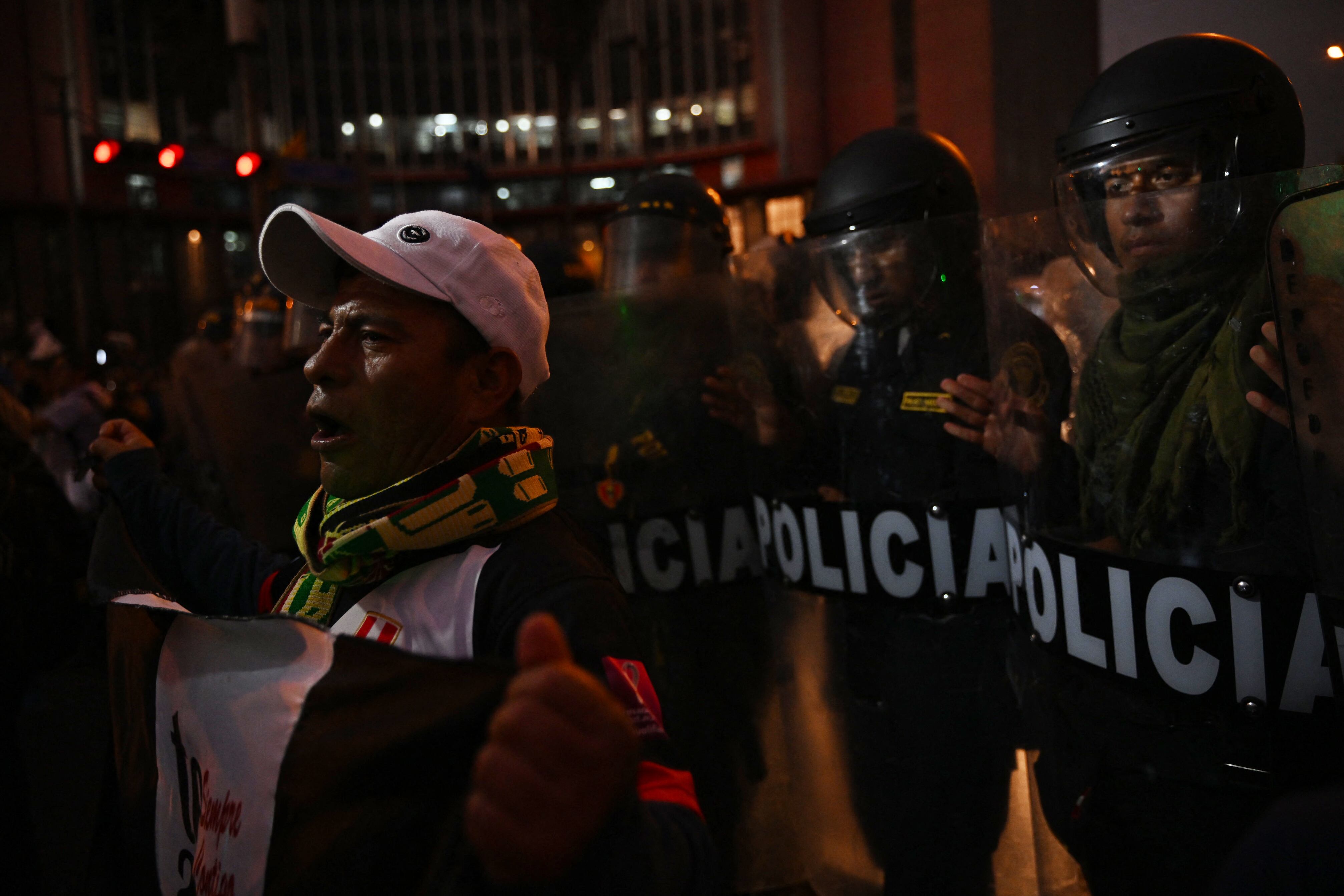 La medida autoriza a la Policía Nacional y Fuerzas Militares a intervenir para "mantener el control del orden interno".