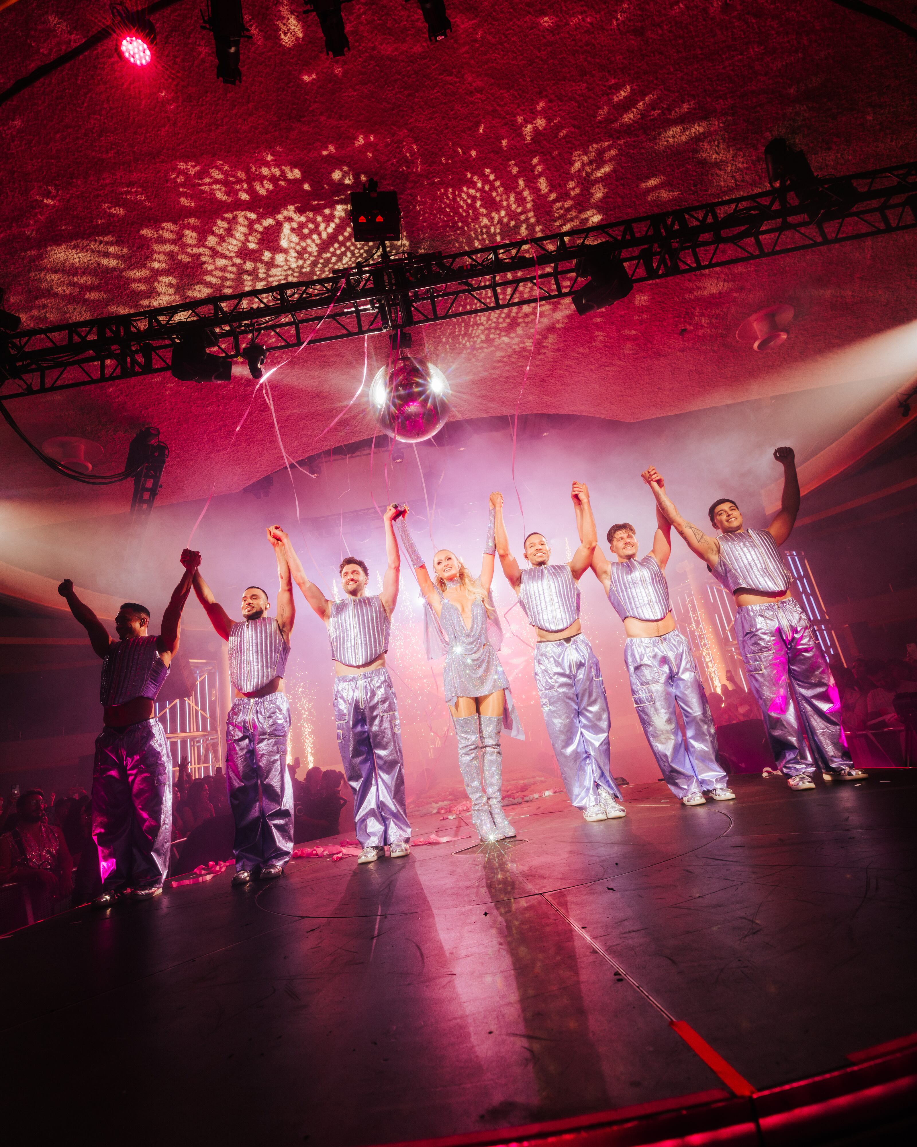 El documental Infinite Icon: A Visual Memoir de Paris Hilton se encuentra disponible en salas de cine seleccionadas de Colombia desde el 29 de enero de 2026.