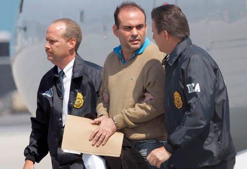  Salvatore Mancuso dialoga con uno de los agentes de la DEA que lo recibió en EE.UU, después de ser extraditado.