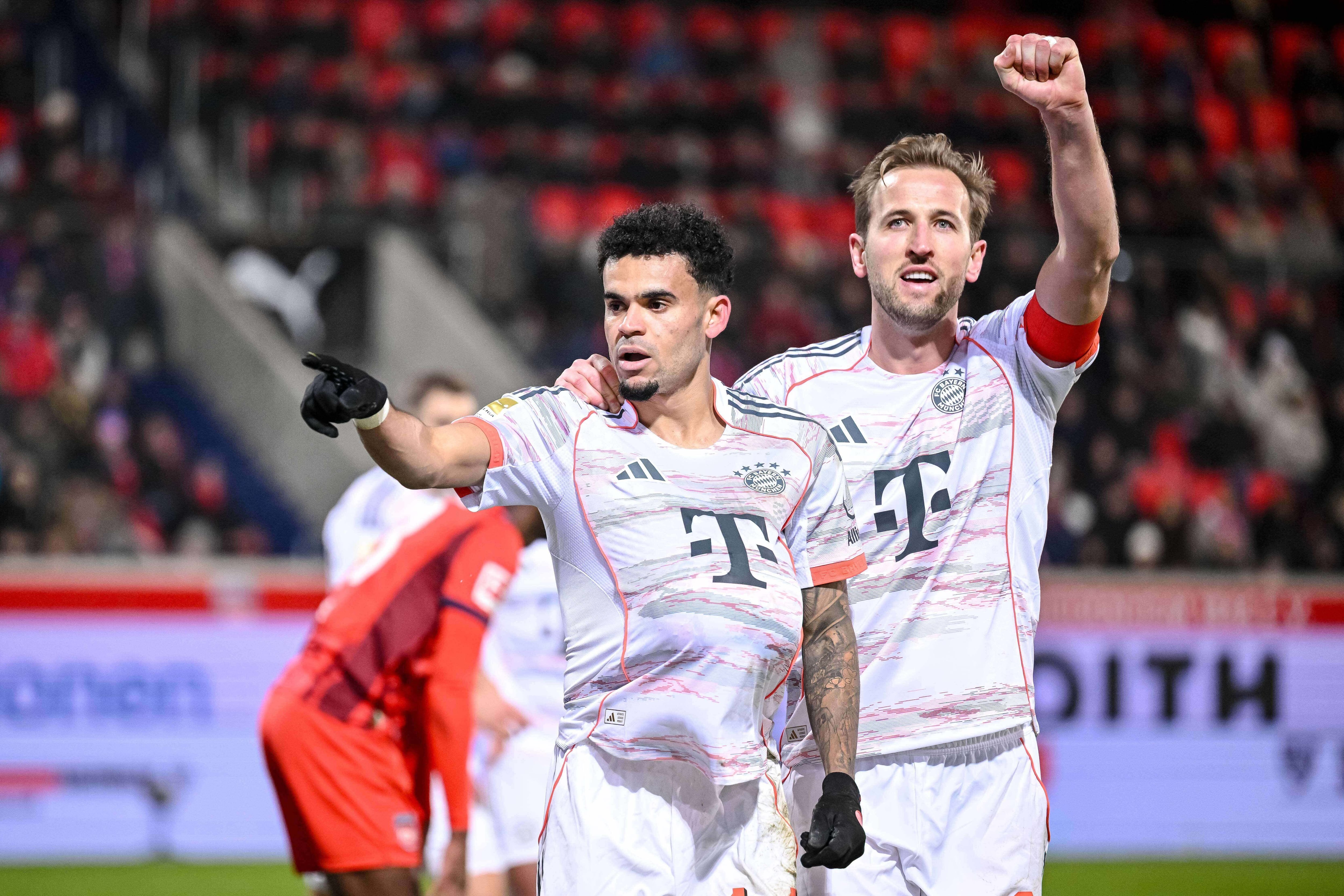 El colombiano Luis Díaz celebra con su compañero del Bayern Munich Harry Kane después de anotar en el encuentro de la Bundesliga ante el Heidenheim el domingo 21 de diciembre del 2025. (Harry Langer/dpa via AP)