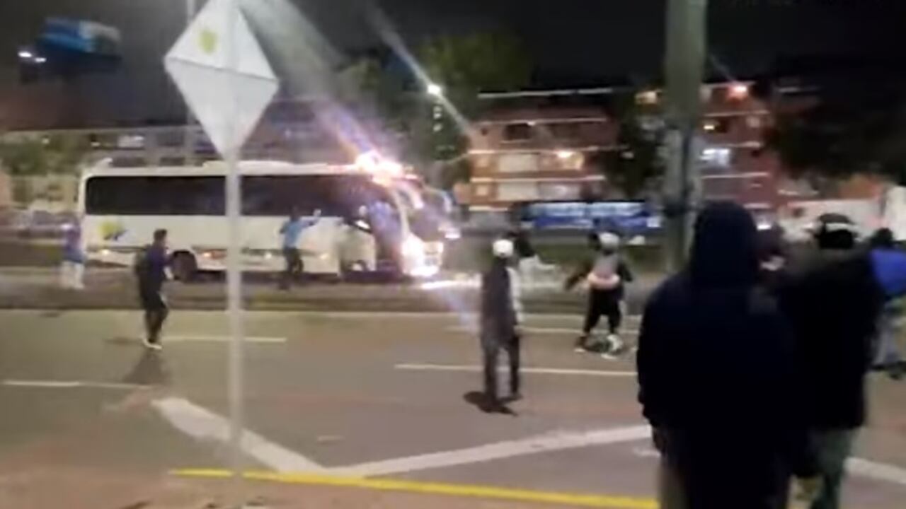 Hinchas de Millonarios lanzan piedras contra buses de seguidores de Independiente Medellín en las afueras de El Campín