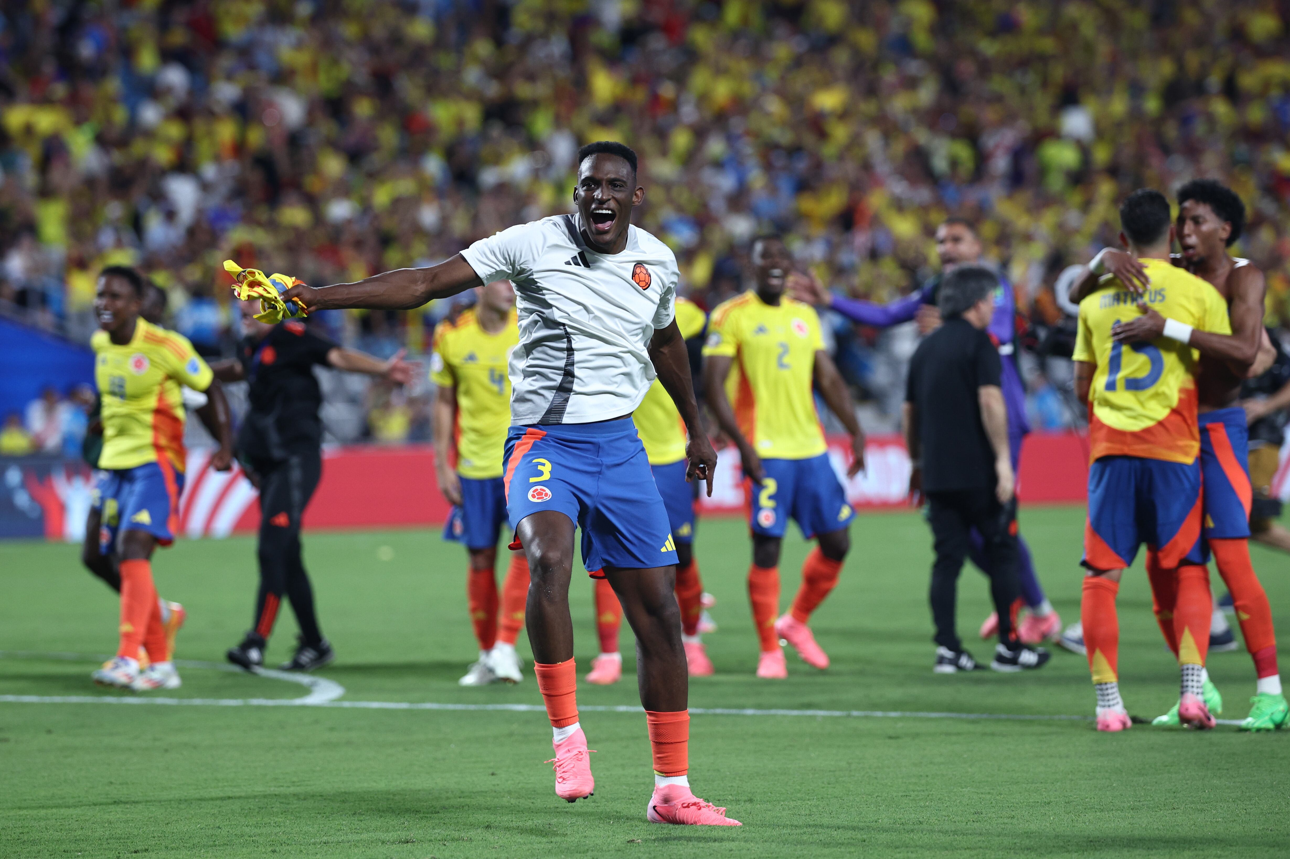 Jhon Lucumi de Colombia celebra el avance del equipo a la final después del partido semifinal de la CONMEBOL Copa América 2024 entre Uruguay y Colombia en el estadio Bank of America el 10 de julio de 2024 en Charlotte, Carolina del Norte.