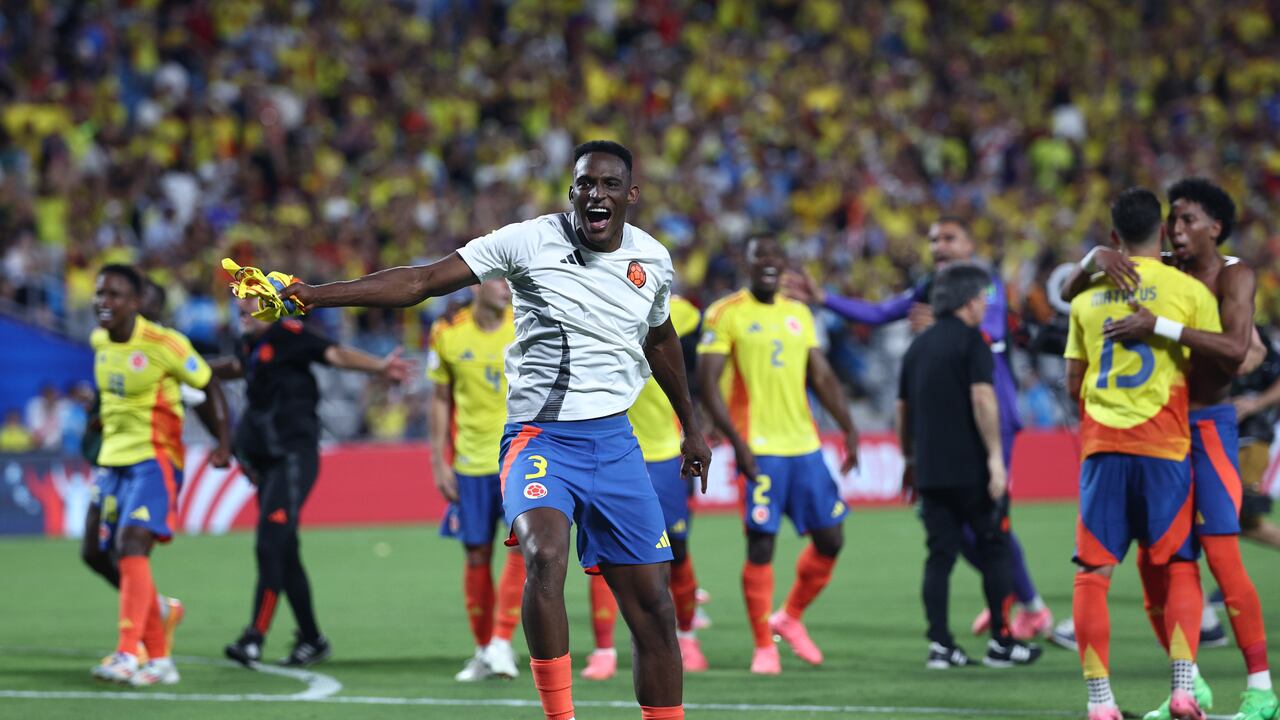 Jhon Lucumi de Colombia celebra el avance del equipo a la final después del partido semifinal de la CONMEBOL Copa América 2024 entre Uruguay y Colombia en el estadio Bank of America el 10 de julio de 2024 en Charlotte, Carolina del Norte.
