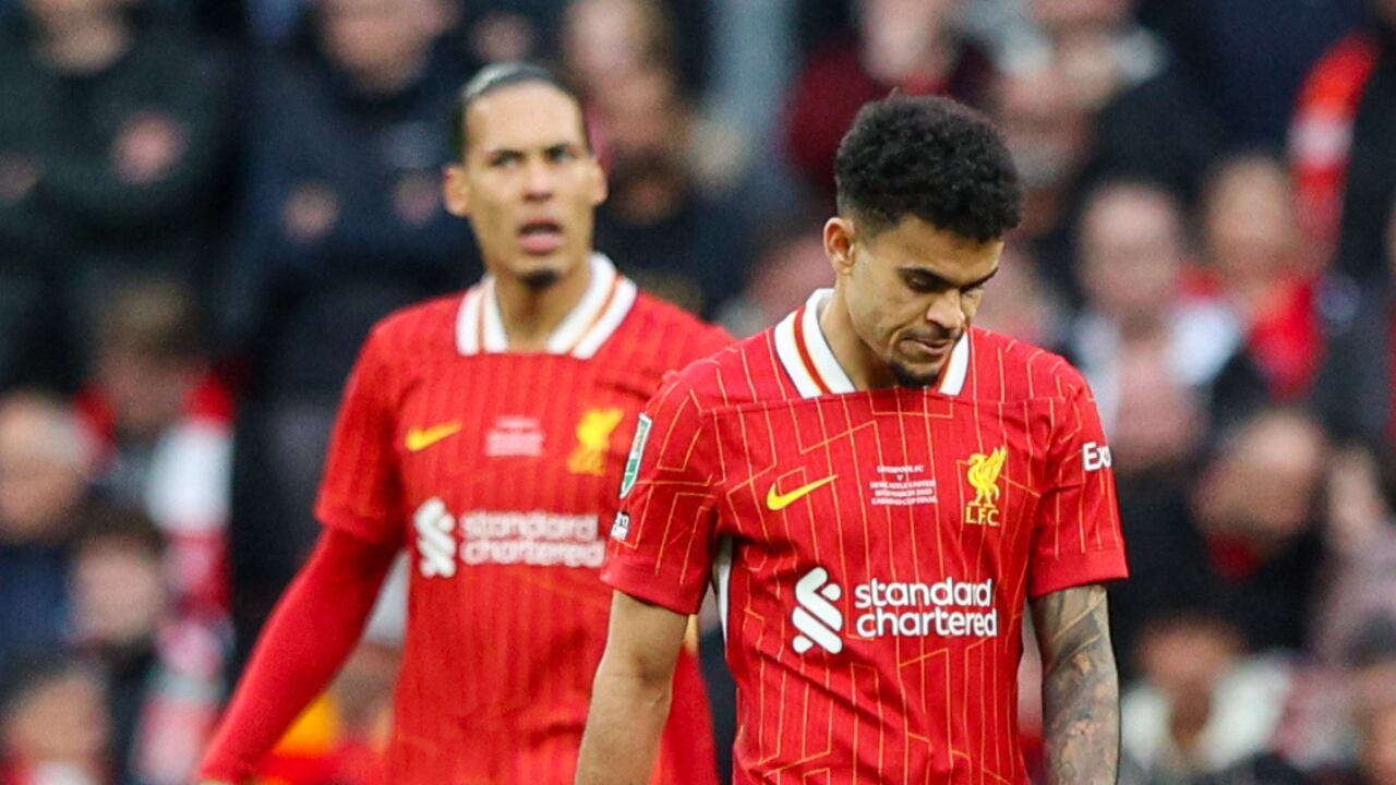 Luis Díaz y Virgil van Dijk son compañeros en la disciplina del Liverpool