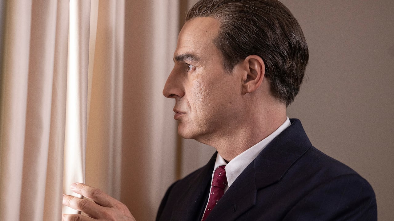 La serie ‘Cristóbal Balenciaga’ es inspirada en la vida y el legado del creador español nacido en Guetaria, uno de los diseñadores de moda más icónicos de todos los tiempos.