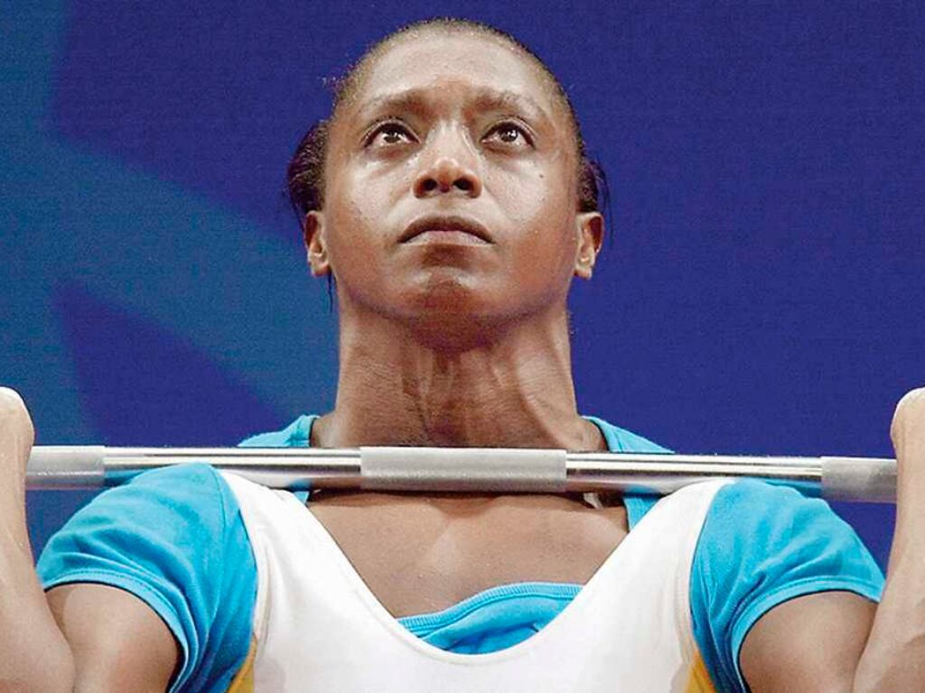 En Seúl 1988, Barcelona 1992 y Atlanta 1996, los deportistas Jorge Enrique Molina, Bernardo Tovar (tiro deportivo) y Marlon Pérez (ciclismo) fueron los abanderados. En esas tres ediciones de los olímpicos el país consiguió dos medallas en boxeo con Jorge Julio Rocha y atletismo con Ximena Restrepo. La llegada del nuevo milenio marcó el inicio de la senda dorada, además la hegemonía femenina en el abanderado colombiano, pues desde Sídney 2000 con María Isabel Urrutia, la bandera solo ha sido llevada por mujeres. Urrutia se convirtió en la primera deportista del país en ganar una medalla de oro en los Juegos Olímpicos. Foto: AFP