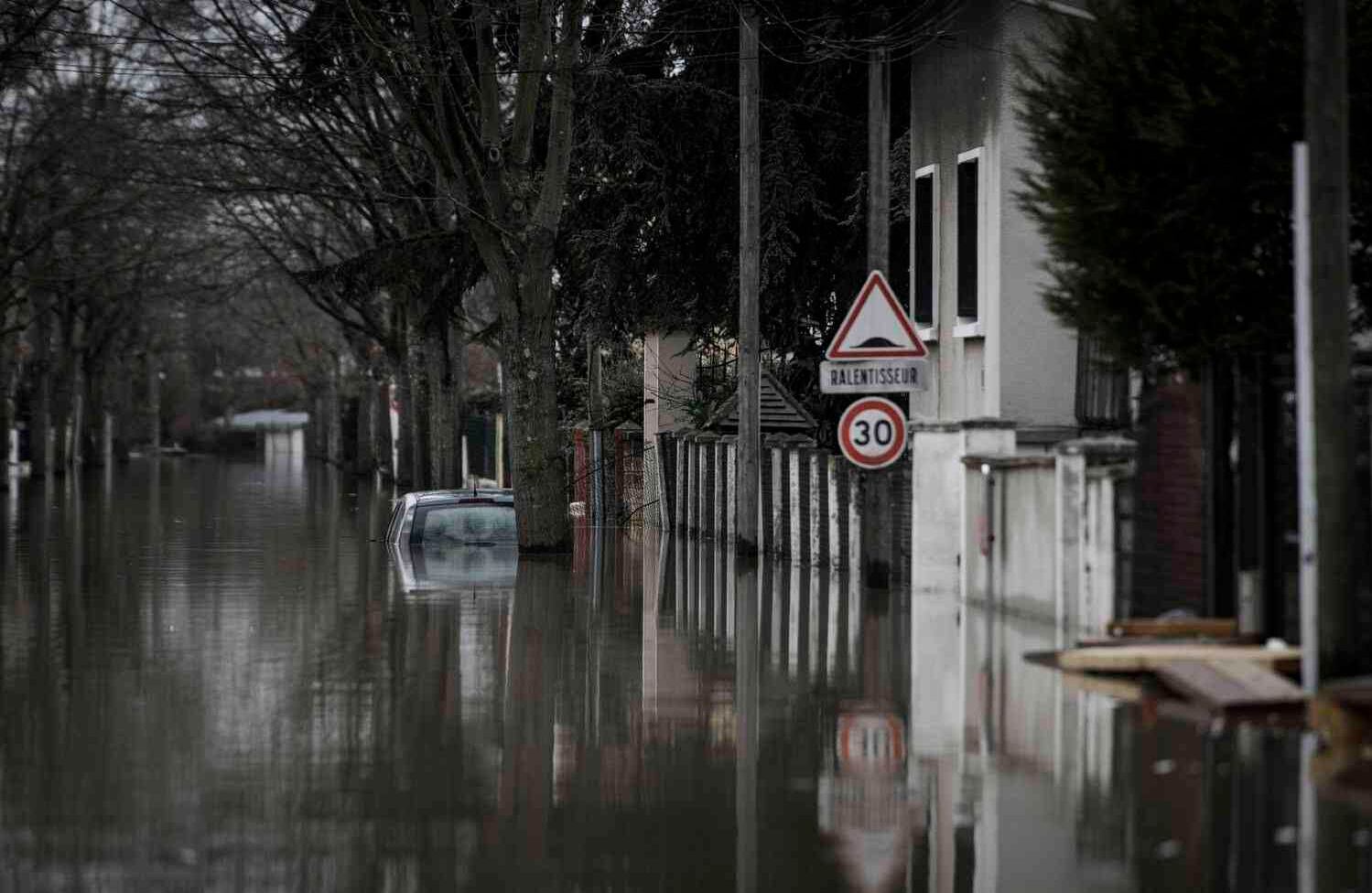 Una imagen muestra un automóvil en una calle inundada en Villeneuve-Saint-Georges, al sur de París, el 25 de enero de 2018. / AFP PHOTO / Philippe Lopez.
