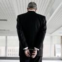 Abogado enviado a la cárcel / hombre de traje esposado / a la cárcel - referencia