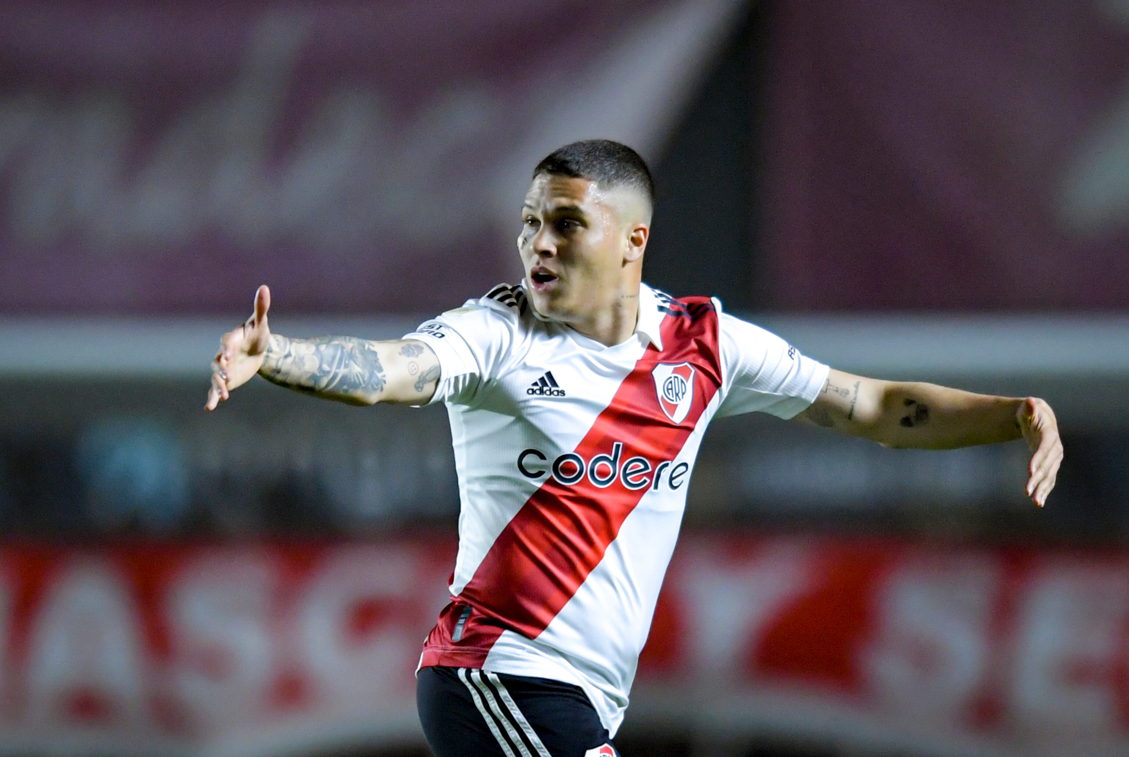 Juan Fernando Quintero de River Plate celebra el gol de tiro libre contra Argentinos Juniors.