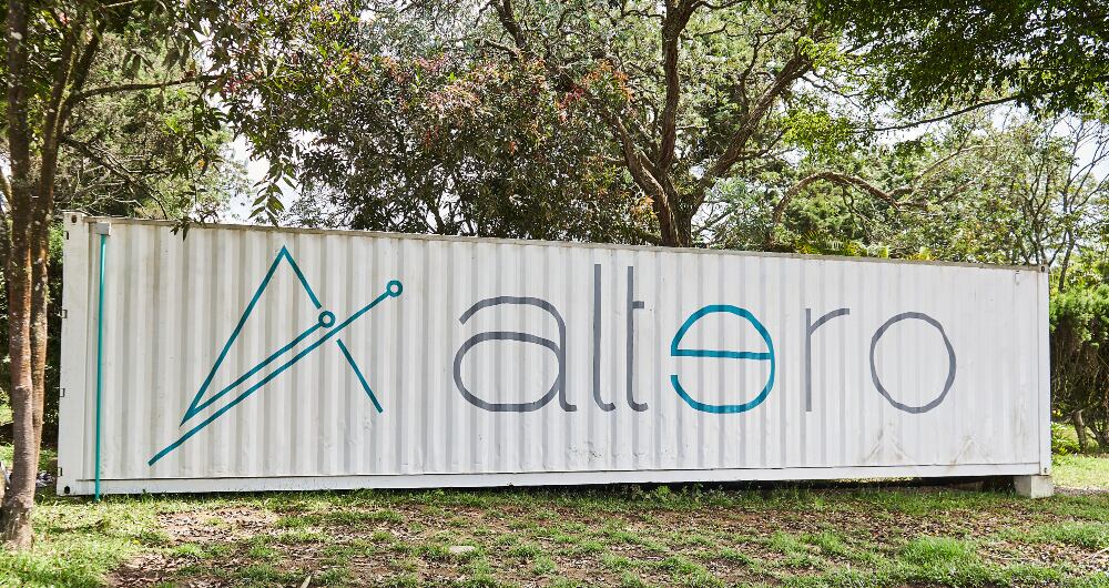 El proceso de reciclaje de Altero se realiza en un contenedor ubicado cerca a Medellín.