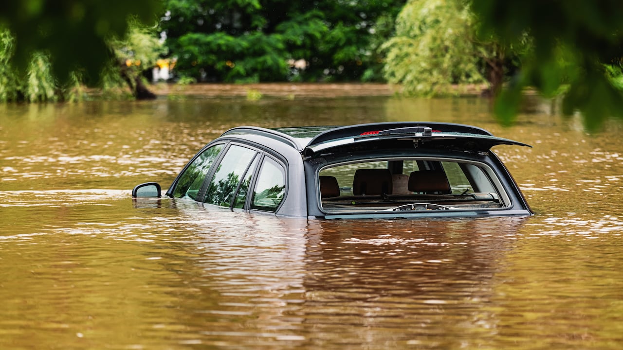 Si cae con su vehículo al agua, no intente llamar a los cuerpos de emergencia o recuperar elementos; la prioridad debe ser escapar por su propia cuenta.