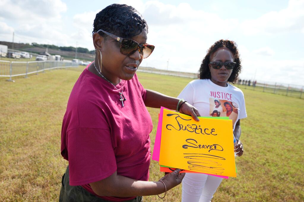 Necoule Davis (izquierda) y Sharonda Page, primas de las víctimas del asesino convicto Byron Black, esperan afuera de la Institución de Máxima Seguridad Riverbend antes de la ejecución de Black, el martes 5 de agosto de 2025, en Nashville, Tennessee. (Foto AP/Mark Humphrey)