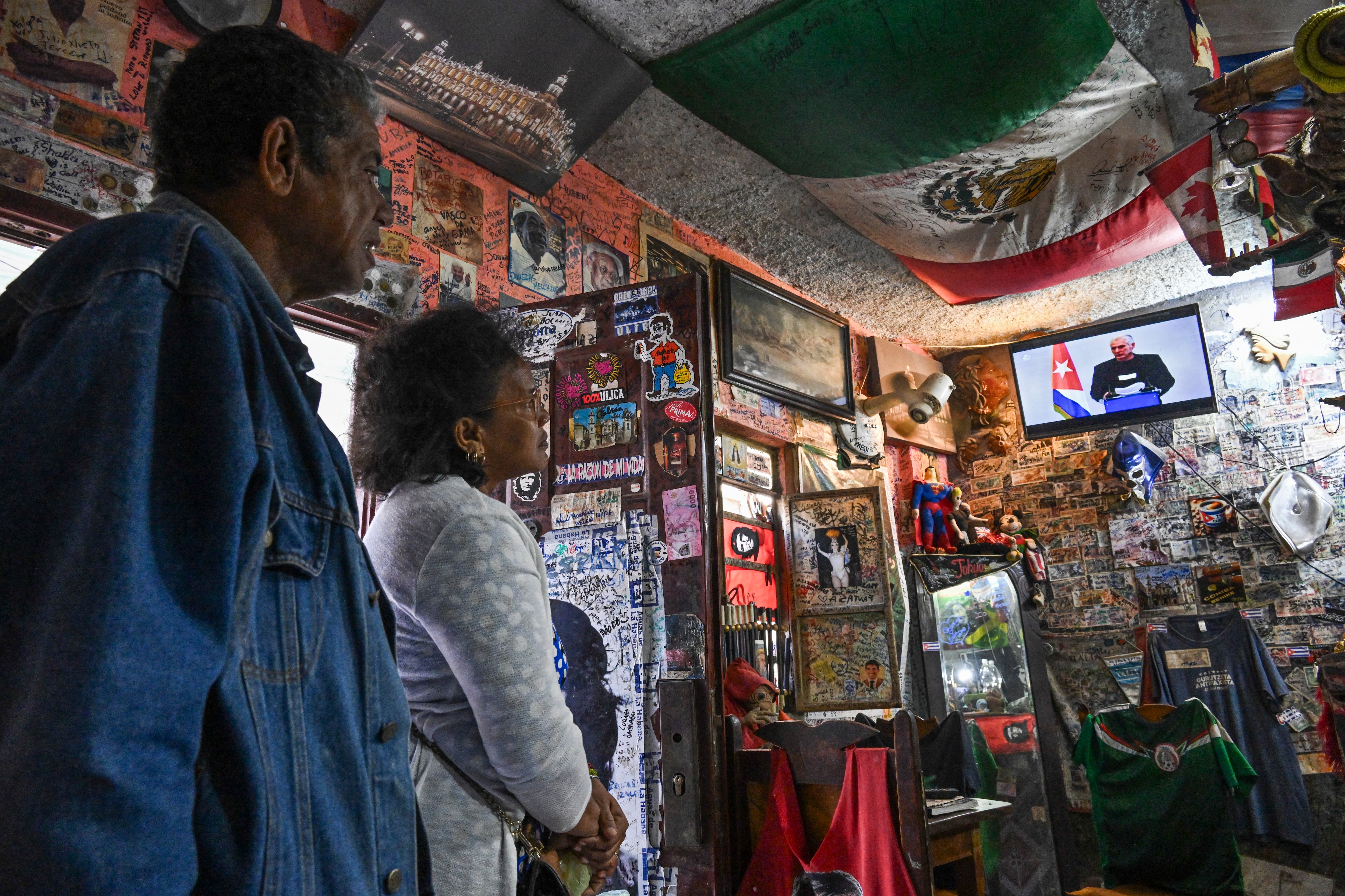 Tras más de medio siglo, los Castro cedieron el poder en la isla a Miguel Díaz- Canel. Para muchos, su gobierno no ha traído mayores diferencias con respecto a lo que ocurría décadas atrás; quienes ostentan el poder siguen siendo los militares y los líderes de la dictadura comunista.