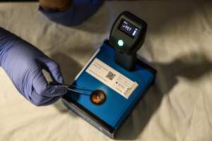 Detector de polímeros de Greenpeace, un aparato para estudiar los residuos de plástico en el océano.