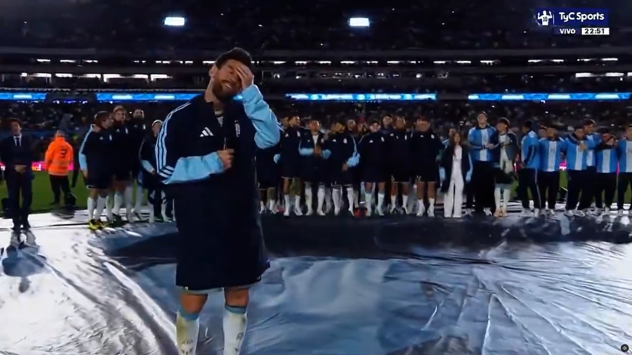Lionel Messi ve a todos saltando en el estadio