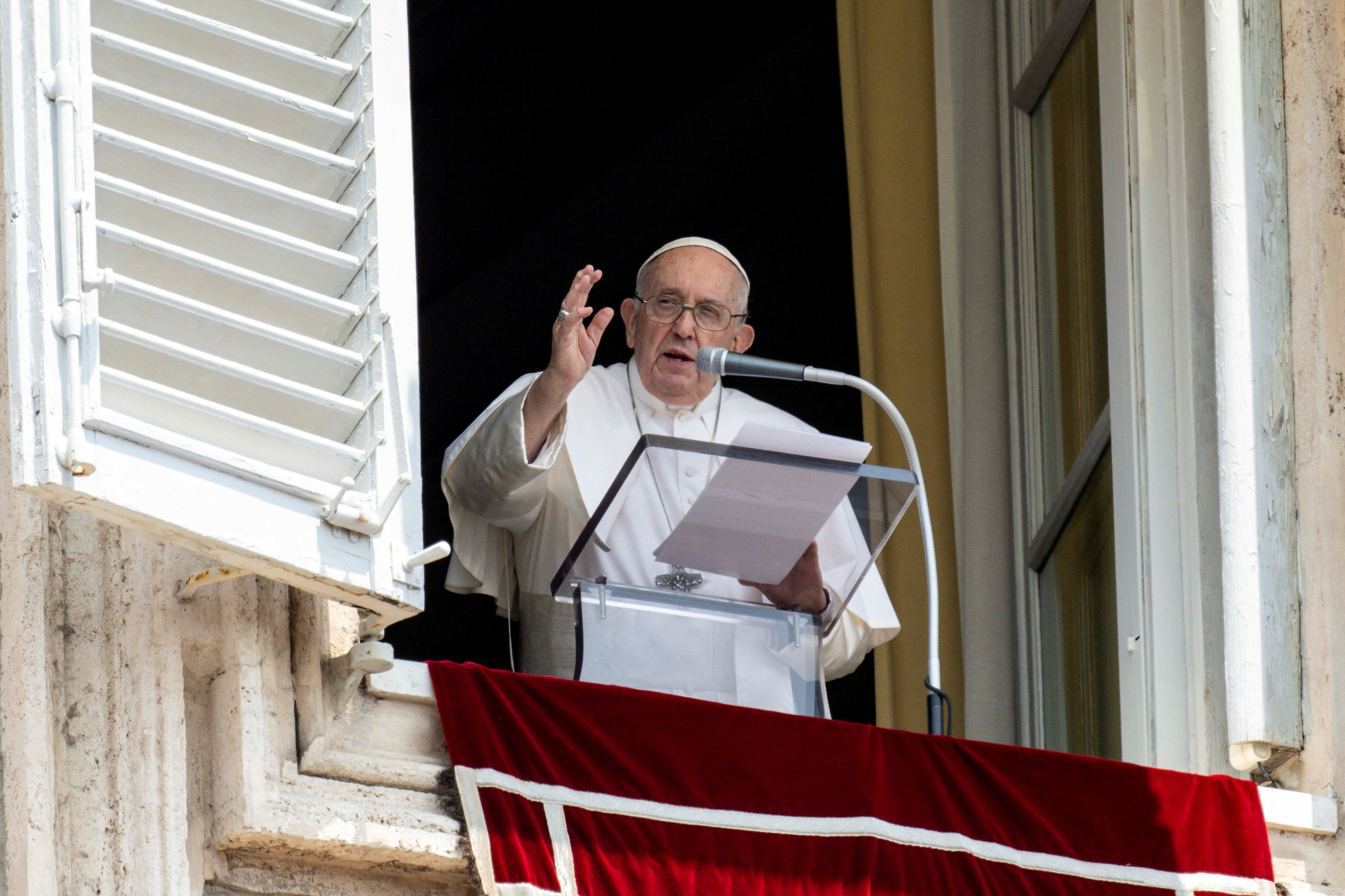El Papa Francisco dirige la oración del Ángelus en la Plaza de San Pedro, en el Vaticano, el 18 de junio de 2023.