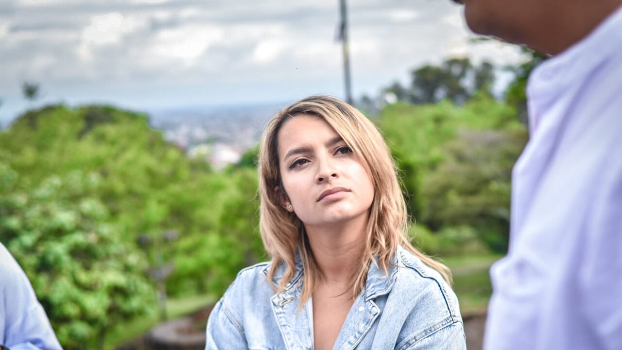 Andrea Petro pide respeto para sus hijos de tres y cinco años.